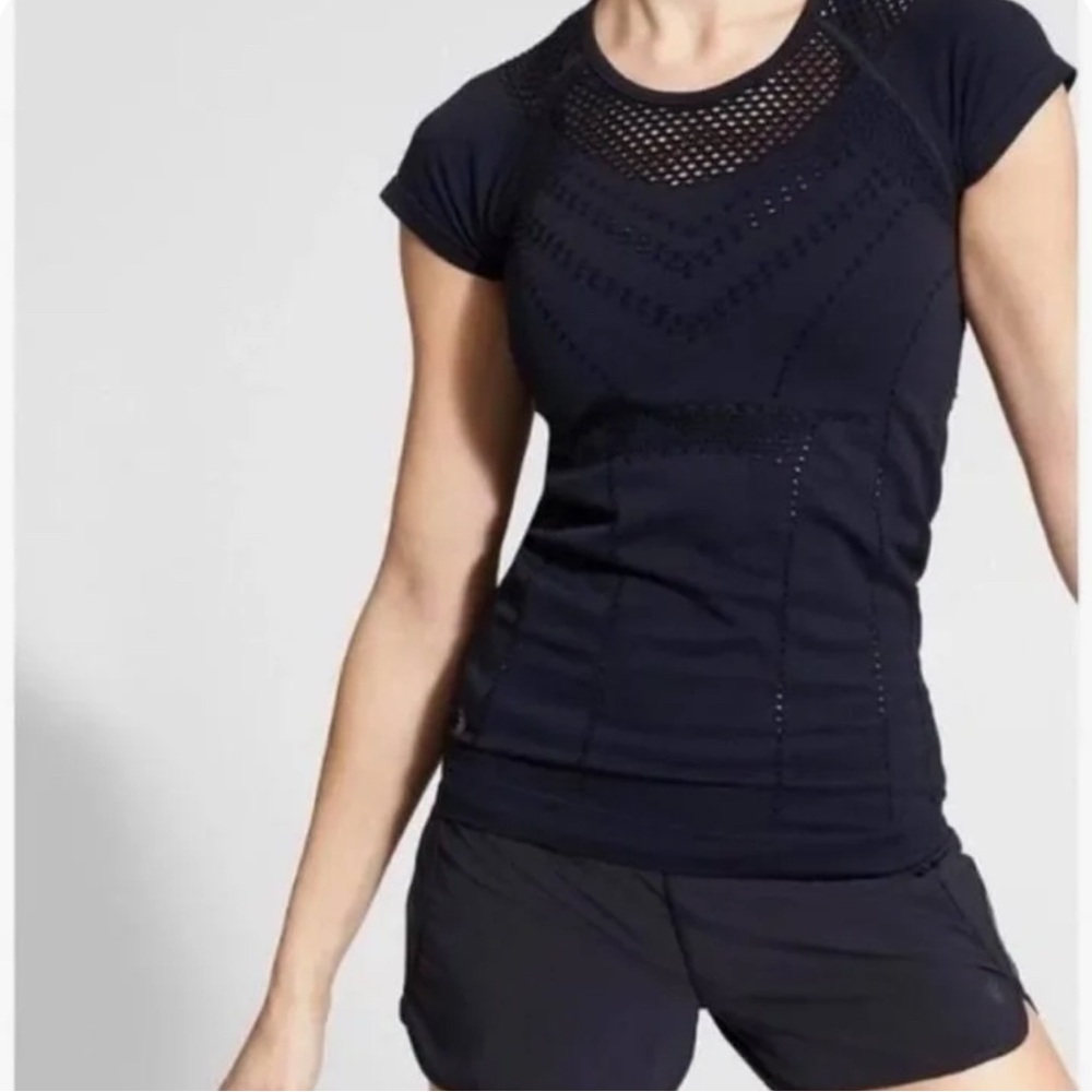 ATHLETA Diamond Mesh Trophy Seamless Short Sleeve Tee medium black.
